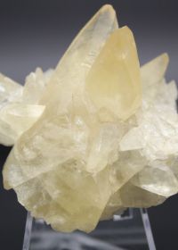 Minerais Fluorescentes: Quando as Pedras Brilham no Escuro calcite 54