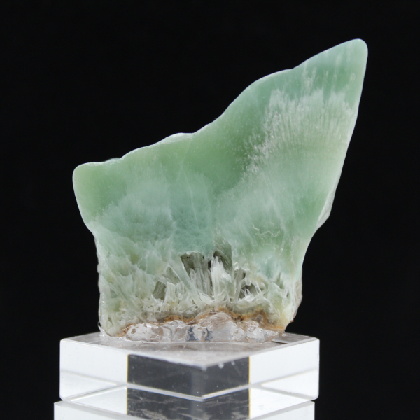 Fatia de aragonita verde para coleção de minerais