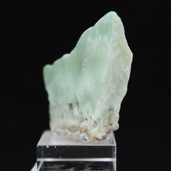 Fatia de aragonita verde para coleção de minerais
