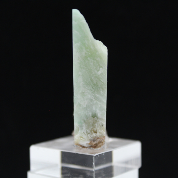 Fatia de aragonita verde para coleção de minerais
