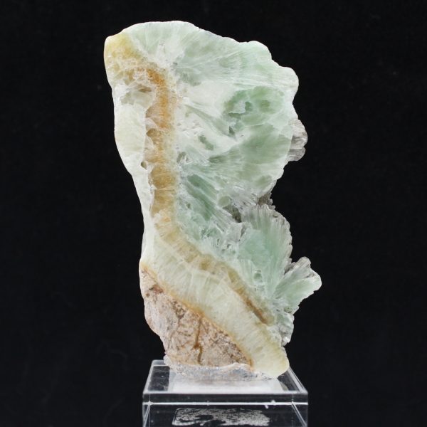 Fatia de aragonita verde para coleção de minerais