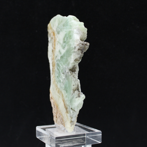Fatia de aragonita verde para coleção de minerais