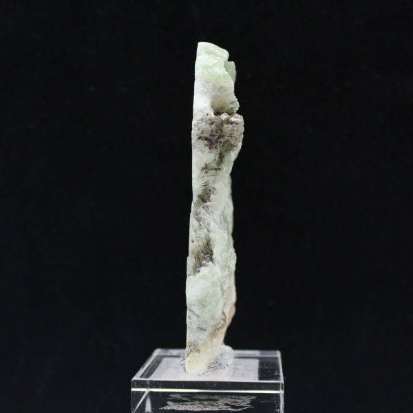 Fatia de aragonita verde para coleção de minerais