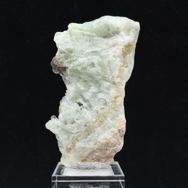 Fatia de aragonita verde para coleção de minerais