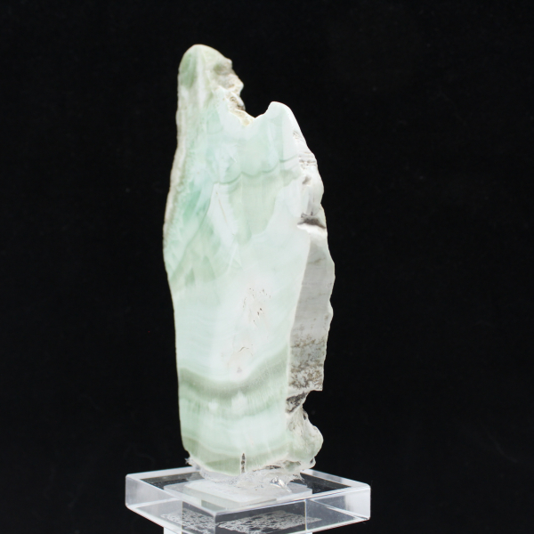 Fatia autêntica e polida de pedra de aragonita verde