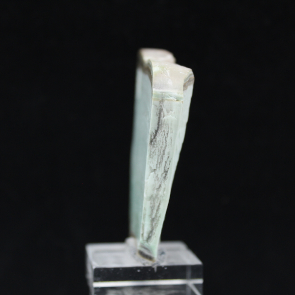 Fatia de aragonita verde para coleção de minerais