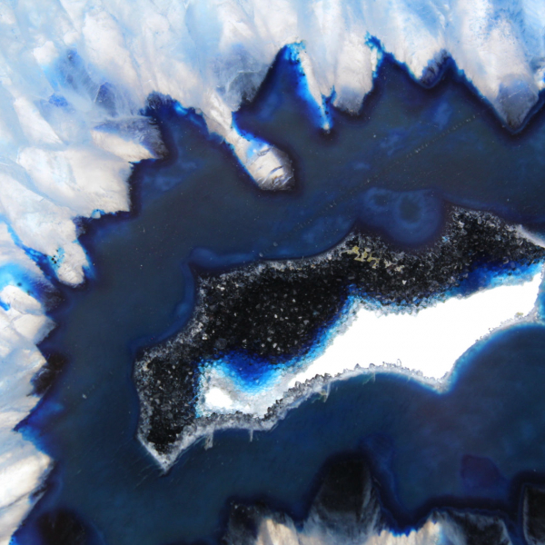 Fatia decorativa de ágata azul, de origem brasileira.