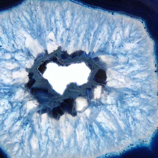 Ágata azul brasileira em fatias finas e decorativas.