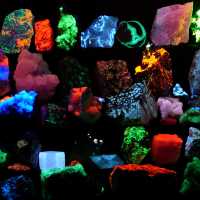 Minerais Fluorescentes: Quando as Pedras Brilham no Escuro