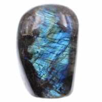 Pedra ornamental de labradorita com reflexos azuis
