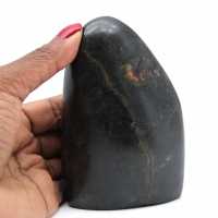 Pedra de turmalina preta de forma livre