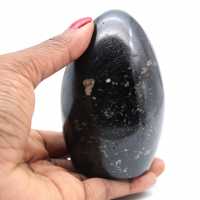 Pedra de turmalina preta de forma livre