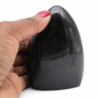 Pedra de turmalina preta polida