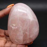 Rocha de quartzo rosa polido