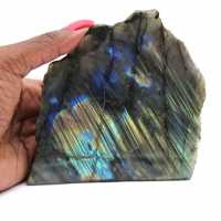 Labradorite polida de um lado de Madagáscar