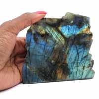 Labradorite natural polida de um lado