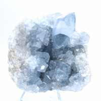 Espécime de celestita azul com cristais brilhantes