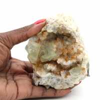 Fluorita bruta de Marrocos: Grande cristal verde sobre rocha hospedeira.