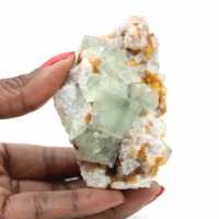 Fluorita verde bruta: pequeno cristal em sua matriz, Marrocos. Fluorita verde bruta: pequeno cristal em sua matriz, Marrocos.