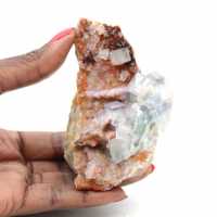 Pedra de fluorita marroquina: cristais verdes sobre rocha Pedra de fluorita marroquina: cristais verdes sobre rocha