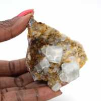 Fluorita verde para decoração: pequeno cristal sobre rocha Fluorita verde para decoração: pequeno cristal sobre rocha