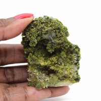 O epidoto de Imilchil cristalizou-se na rocha hospedeira.