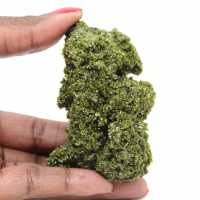 Cristais de epidoto de Marrocos em matriz bege