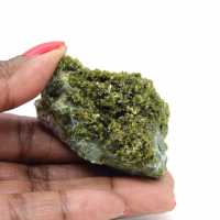 Pequena epidota verde em matriz marroquina