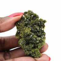 Pequena epidota sobre matriz clara proveniente de Marrocos.