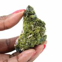 Epidoto verde de Marrocos sobre matriz fina