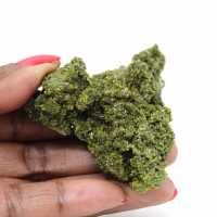 Cristais de epidoto verde sobre matriz provenientes de Marrocos.