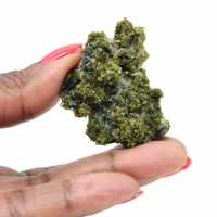 Epidoto em miniatura sobre matriz marroquina