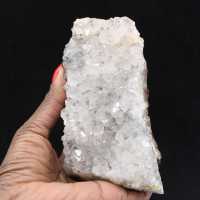 Quartzo marroquino bruto com filamentos de goethita, drusas e cristais.