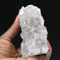 Espécime de quartzo bruto com inclusões de goethita: estética e ciência.