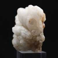 Quartzo em forma de flor marroquina com cristais entrelaçados.