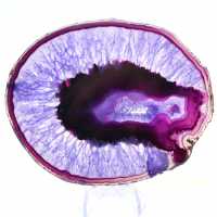 Mineralogia brasileira: fatia de ágata com tonalidade violeta.