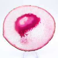 Fatia decorativa de ágata com tonalidade rosa.