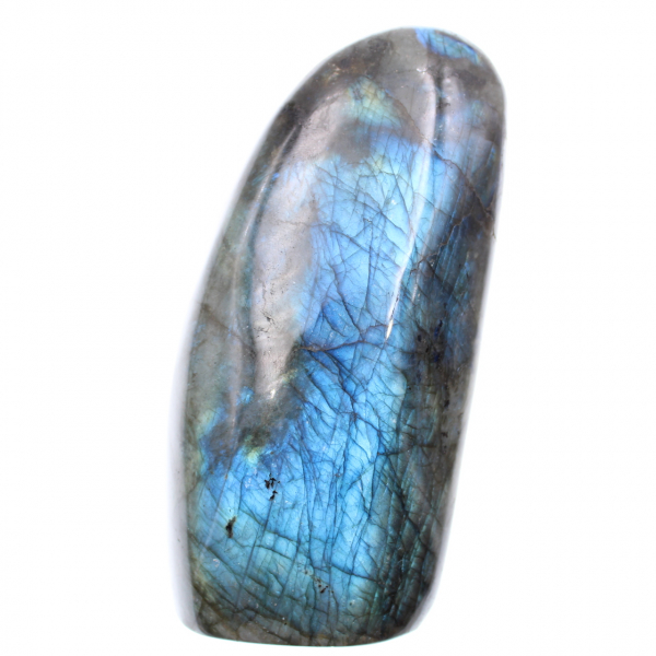 Pedra ornamental de labradorita com reflexos azuis