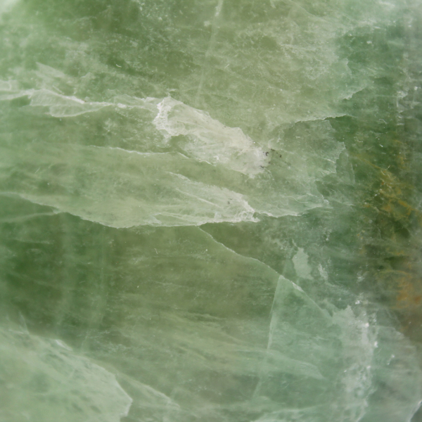 Forma polida de fluorita verde