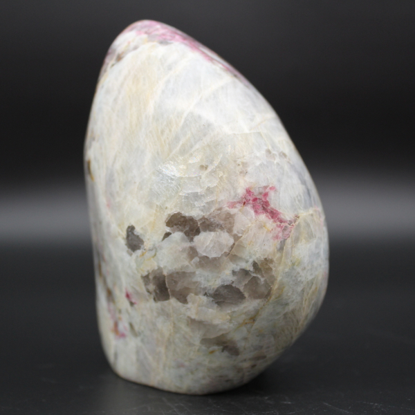 Pedra ornamental com inclusão de turmalina