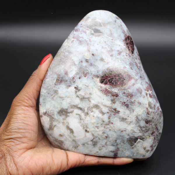 Pedra com inclusão de turmalina natural