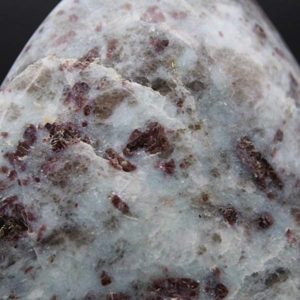 Pedra com inclusão de turmalina natural