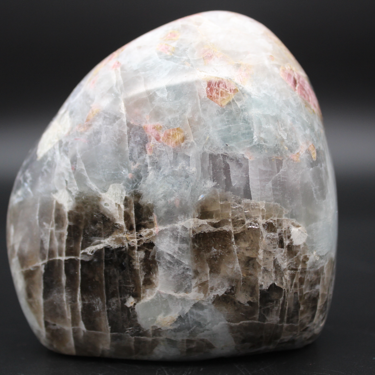 Pedra de forma livre com inclusão de turmalina