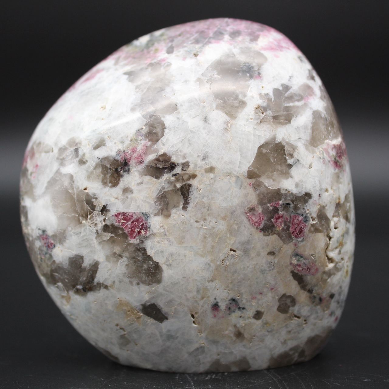 Pedra de forma livre com inclusão de turmalina