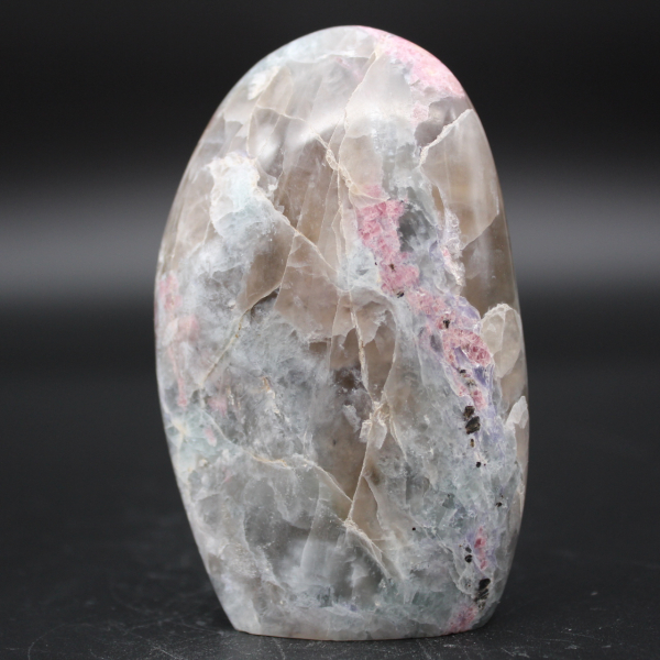 Pedra ornamental com inclusão de turmalina