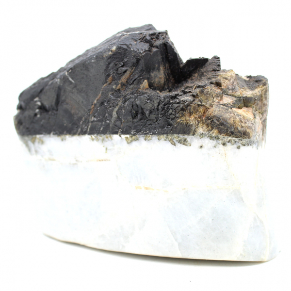Cristalização de turmalina em base de quartzo