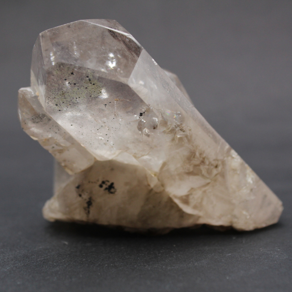 Prisma de cristal de rocha levemente fumado