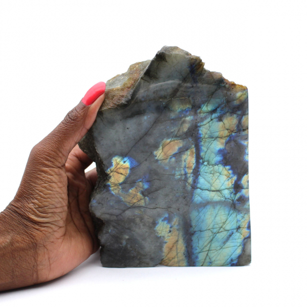 Pedra natural de labradorite com um lado polido