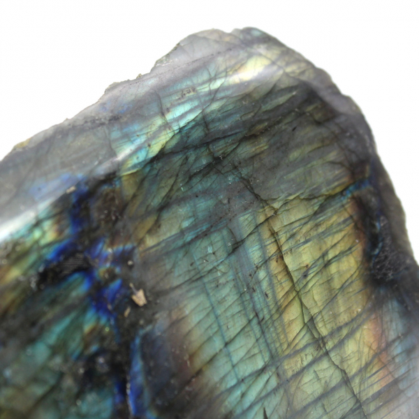 Rocha labradorite polida unilateralmente