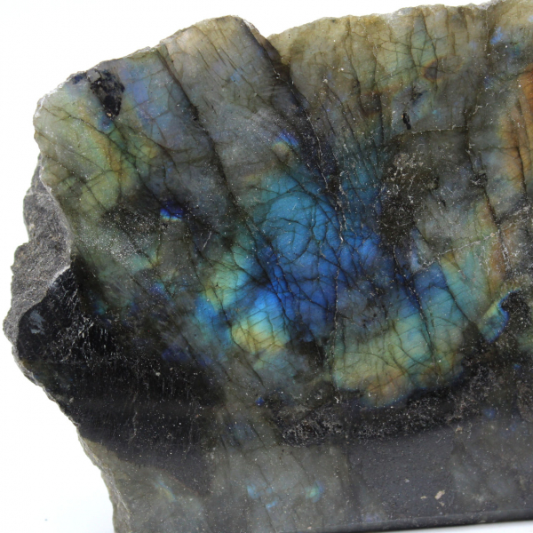 Labradorite ornamental polida de um lado